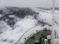 video-kapal-laut-terkena-badai-dahsyat