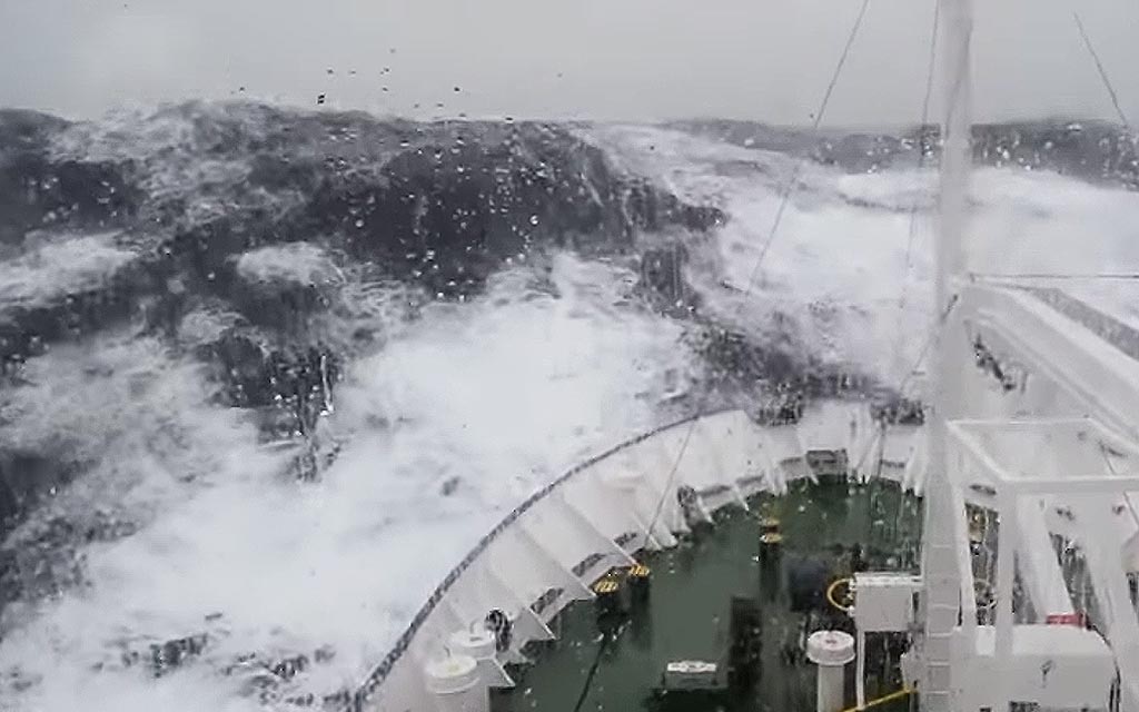 video kapal laut terkena badai dahsyat